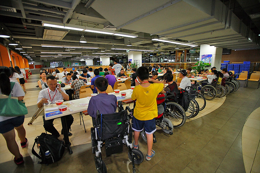 殘友們?cè)谟弥胁?>
</p>
<p>
    騰訊公益的志愿者們?yōu)闅堄褌儨?zhǔn)備的圖書(shū)！
</p>
<p class=