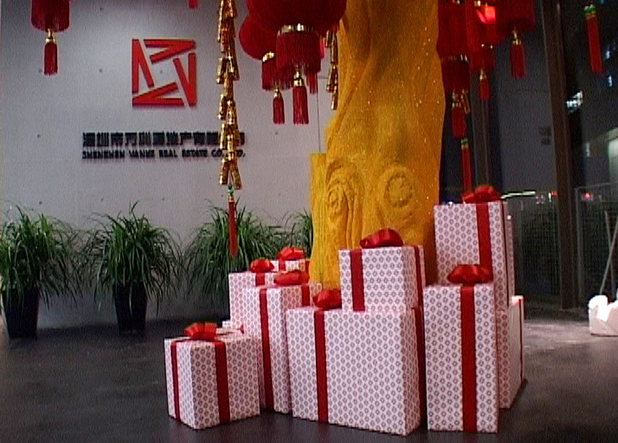 萬科新年氣氛營造方案-地產總部大堂燈籠樹下禮物堆放效果